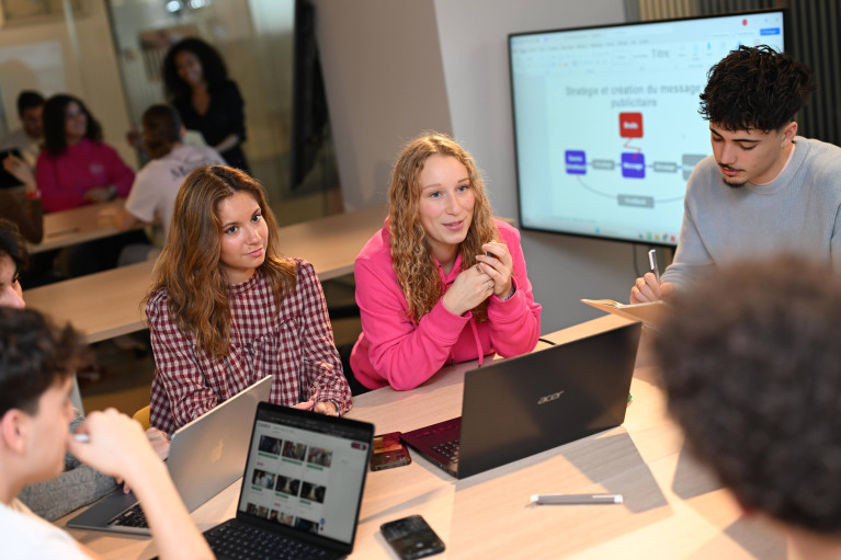 Étudiants post-bac échangeant avec les équipes de NEOMA Business School lors d’une session concours SESAME à Paris