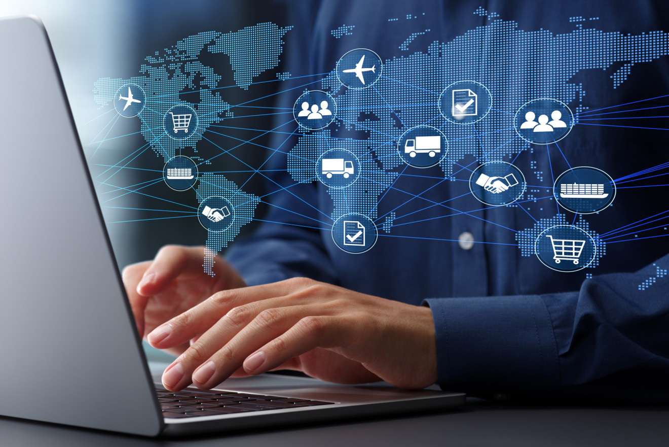 personne hors champs utilisant un clavier d'ordinateur portable, hologramme