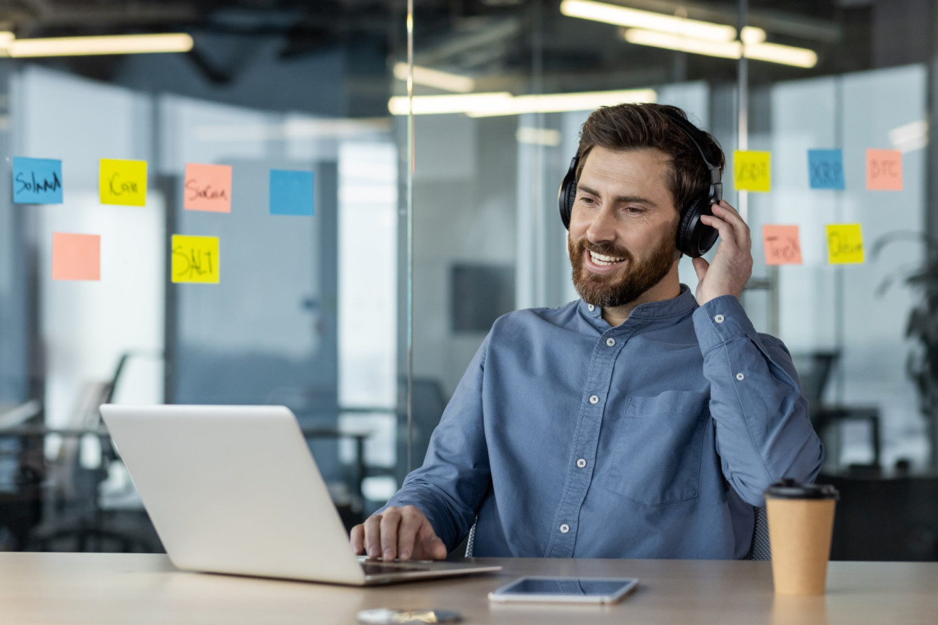 Homme en vision conférence