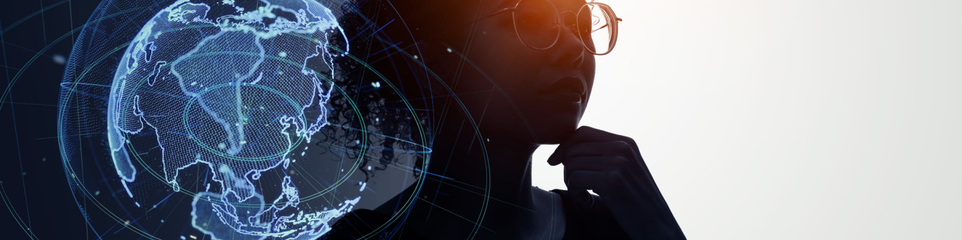 femme à contre-jour devant un hologramme de globe terrestre