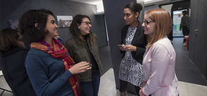 4 personnes discutant de l’accréditation EQUIS de NEOMA Business School