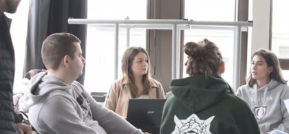 Étudiants NEOMA lors d'une réunion