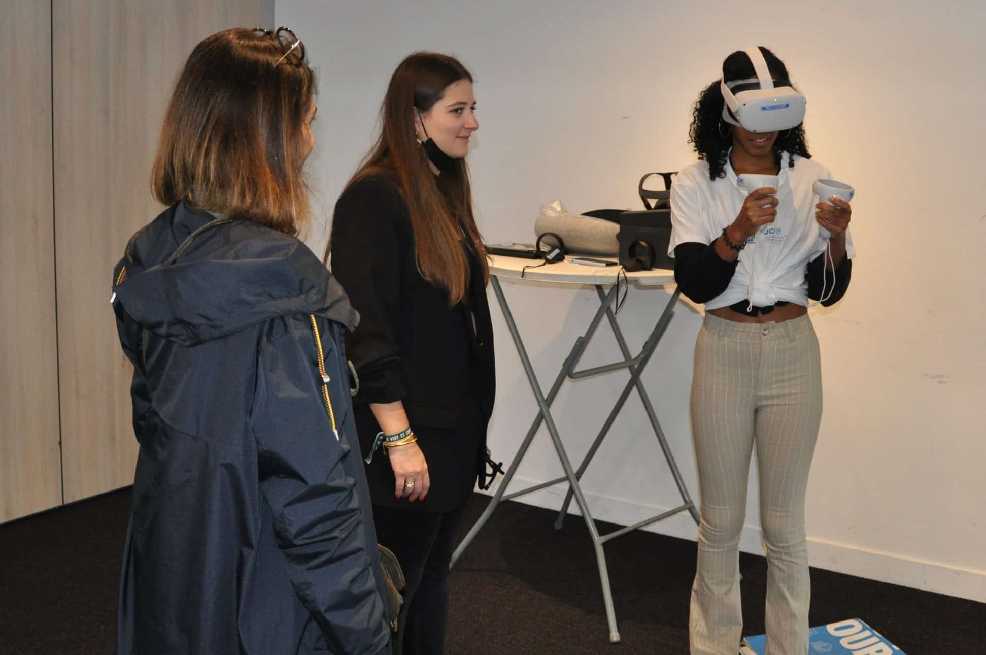 Les étudiants essaient les casques de réalité virtuelle. Cheer Hope, le 7 octobre 2021.